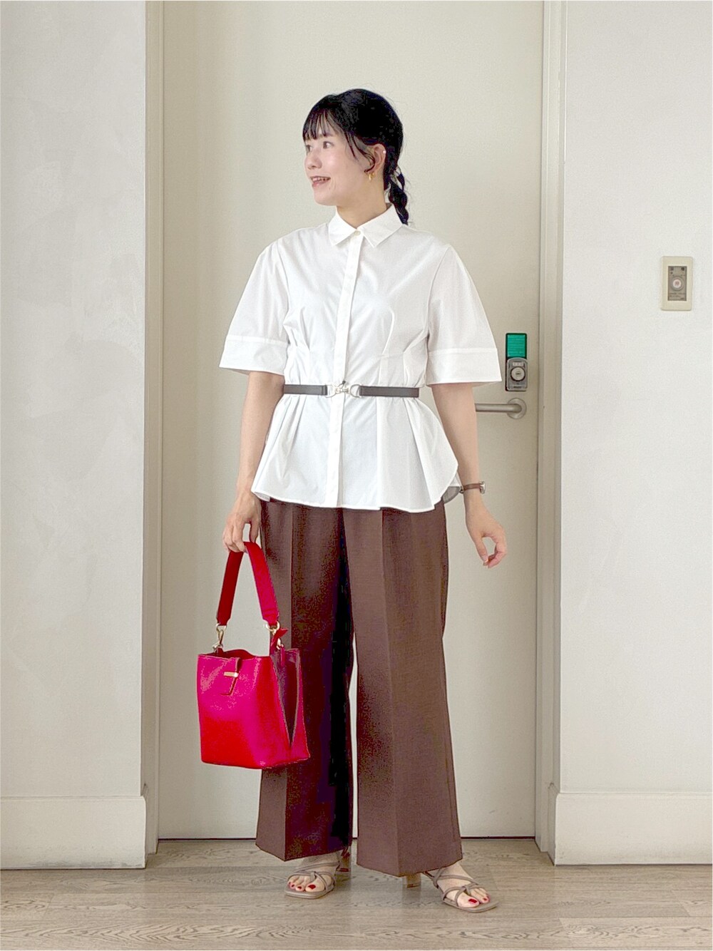 ホワイト系のシャツ/ブラウス、ブラウン系のその他パンツ、レッド系のトートバッグを着用したレディースの秋コーディネートの9枚目の写真