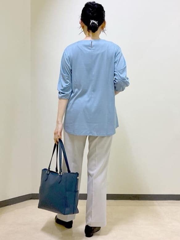 ブルー系のTシャツ/カットソー、ベージュ系のその他パンツ、ブラック系のブルゾンを着用したレディースの秋コーディネートの3枚目の写真