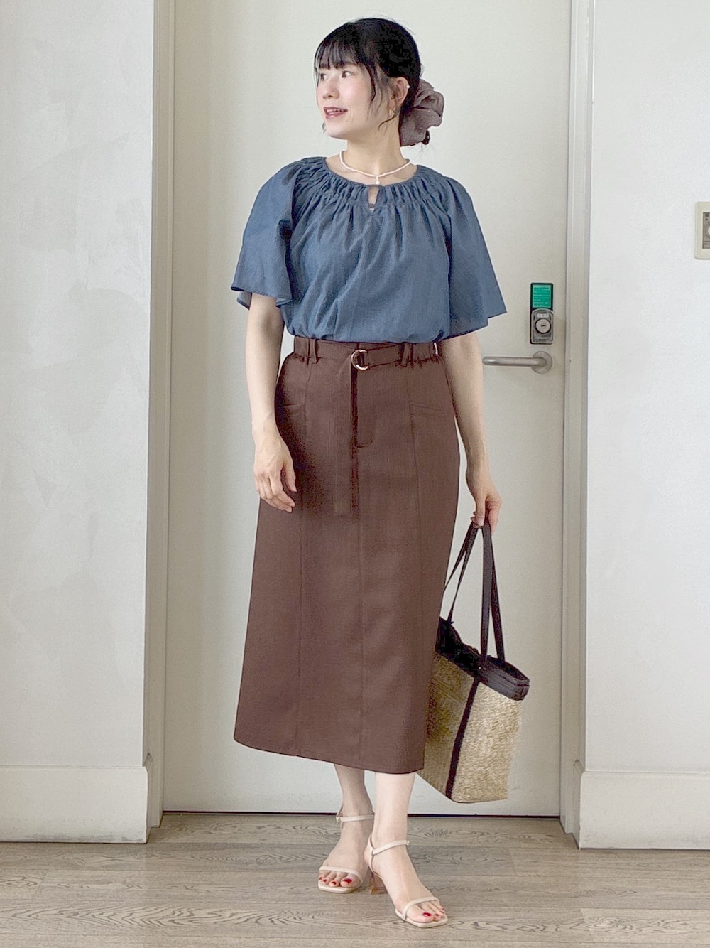 ホワイト系のカーディガン/ボレロ、ブルー系のシャツ/ブラウス、グレー系のタンクトップを着用したレディースの夏コーディネートの10枚目の写真