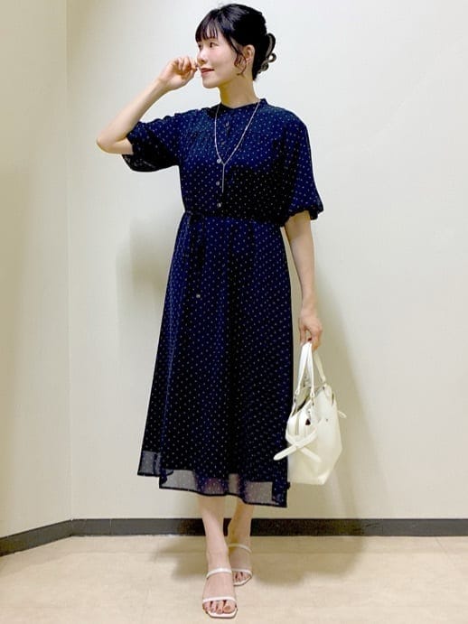 ブルー系のワンピース、グレー系のカーディガン/ボレロ、ホワイト系のトートバッグを着用したレディースの夏コーディネートの6枚目の写真