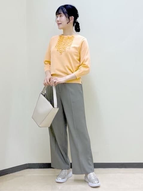 ブルー系のブルゾン、オレンジ系のニット/セーター、ベージュ系のその他パンツを着用したレディースの春コーディネートの9枚目の写真
