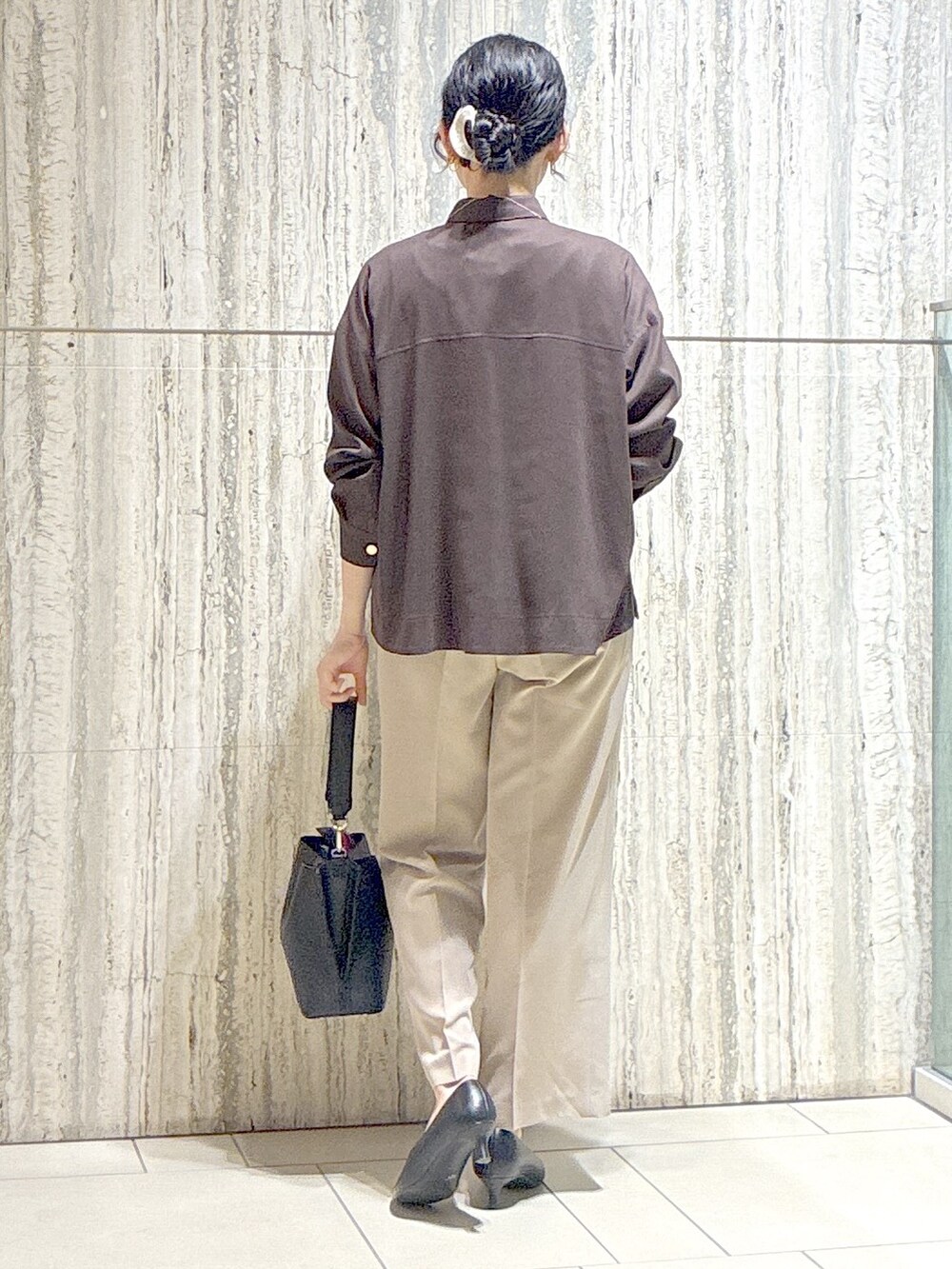 ブラウン系のシャツ/ブラウス、グレー系のニット/セーター、ベージュ系のその他パンツを着用したレディースの秋コーディネートの3枚目の写真