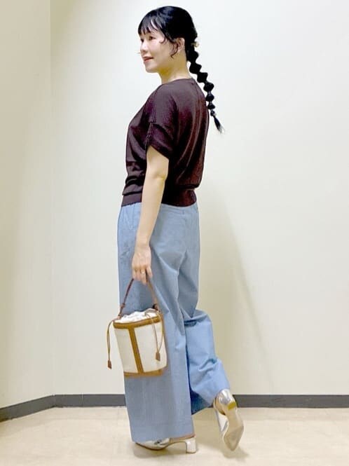 ブラウン系のニット/セーター、ブルー系のその他パンツ、グレー系のブルゾンを着用したレディースの春コーディネートの4枚目の写真