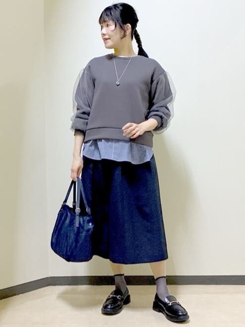 ベージュ系のその他パンツ、ブルー系のTシャツ/カットソー、ブルー系のその他パンツを着用したレディースの春コーディネートの5枚目の写真