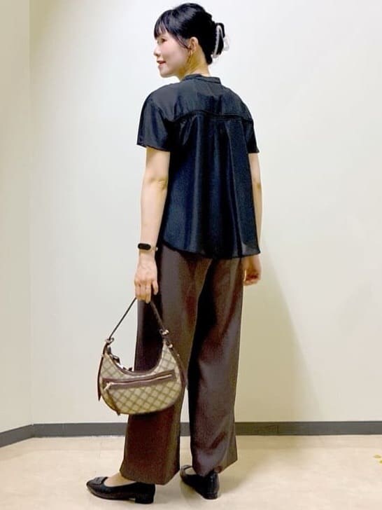 ブラック系のシャツ/ブラウス、ブルー系のシャツ/ブラウス、ブラック系のタンクトップを着用したレディースの秋コーディネートの4枚目の写真