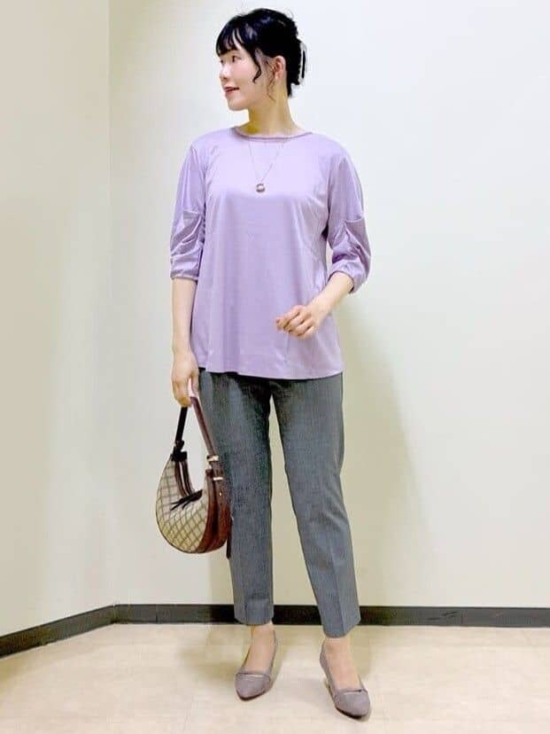 パープル系のTシャツ/カットソー、ブラック系のその他パンツ、イエロー系のショルダーバッグを着用したレディースの秋コーディネートの7枚目の写真
