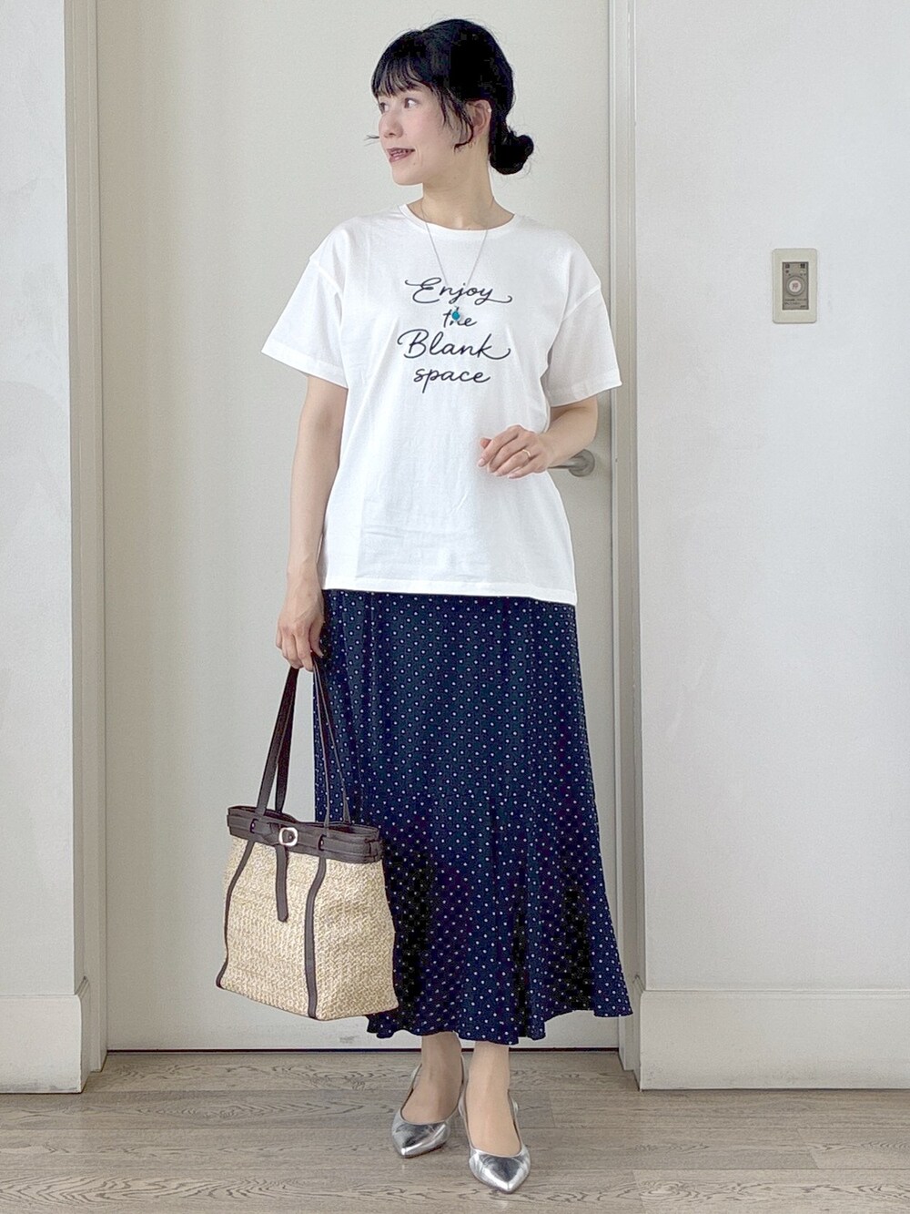 ホワイト系のTシャツ/カットソー、ベージュ系のベスト、ブルー系のスカートを着用したレディースの春コーディネートの9枚目の写真