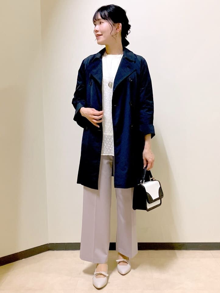 ブルー系のピーコート、ベージュ系のシャツ/ブラウス、ブラウン系のその他パンツを着用したレディースの春コーディネートの6枚目の写真