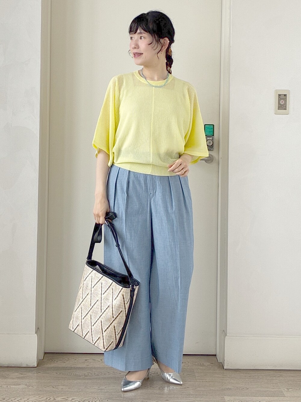 ブルー系のその他パンツ、ベージュ系のショルダーバッグ、イエロー系のニット/セーターを着用したレディースの春コーディネートの9枚目の写真