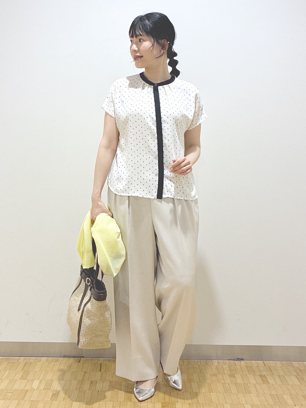 ブルー系のシャツ/ブラウス、ベージュ系のその他パンツ、イエロー系のトートバッグを着用したレディースの春コーディネートの4枚目の写真