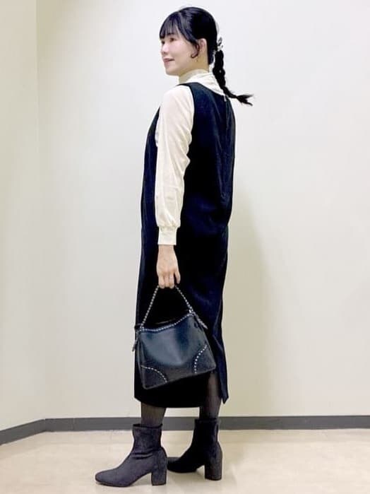 グレー系のカーディガン/ボレロ、ブラック系のワンピース、ホワイト系のTシャツ/カットソーを着用したレディースの冬コーディネートの10枚目の写真
