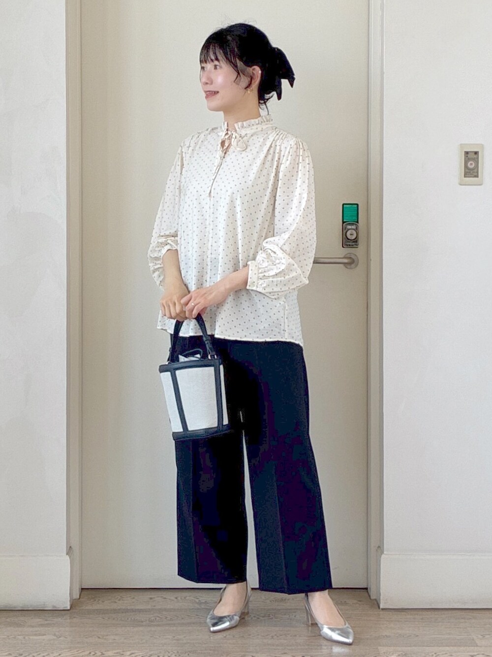 ベージュ系のシャツ/ブラウス、ブルー系のその他パンツ、ブルー系のショルダーバッグを着用したレディースの夏コーディネートの8枚目の写真