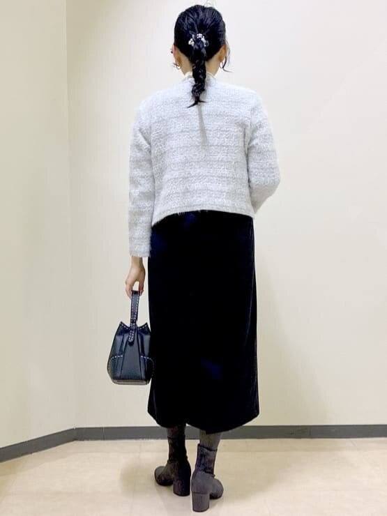 グレー系のカーディガン/ボレロ、ブラック系のワンピース、ホワイト系のTシャツ/カットソーを着用したレディースの冬コーディネートの3枚目の写真