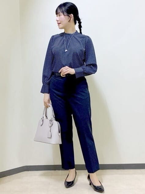 ブルー系のシャツ/ブラウス、ブルー系のその他パンツ、グレー系のノーカラージャケットを着用したレディースの冬コーディネートの6枚目の写真