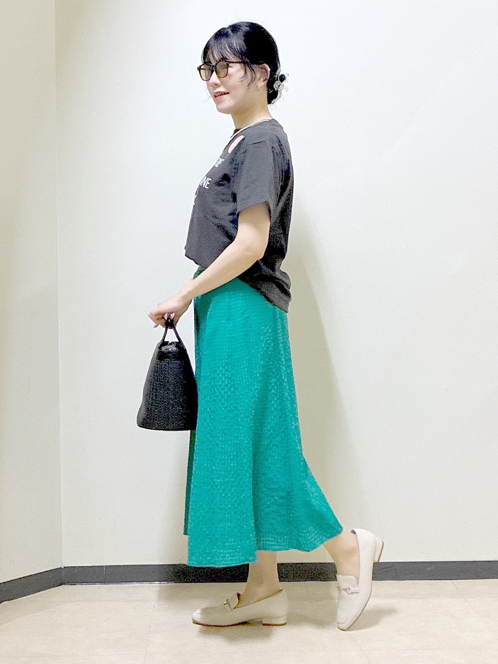 グレー系のTシャツ/カットソー、グリーン系のスカート、ベージュ系のノーカラージャケットを着用したレディースの春コーディネートの2枚目の写真