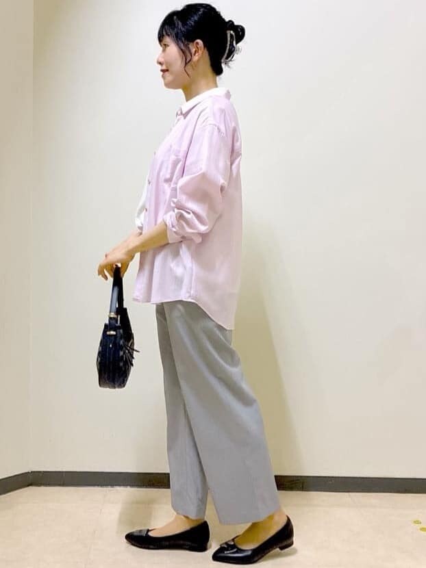 ピンク系のシャツ/ブラウス、ホワイト系のTシャツ/カットソー、グレー系のその他パンツを着用したレディースの夏コーディネートの2枚目の写真