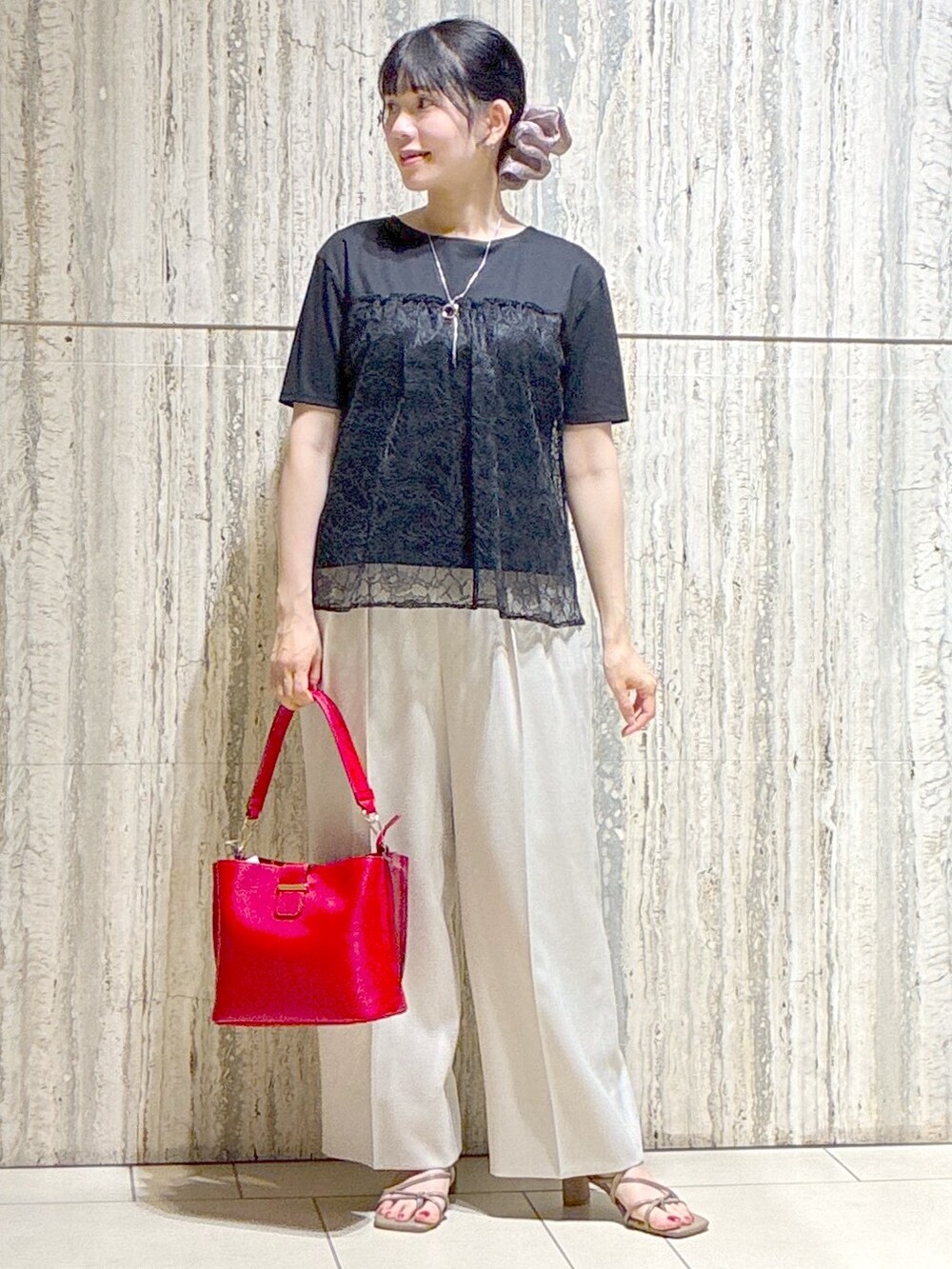 ブラック系のTシャツ/カットソー、ベージュ系のその他パンツ、レッド系のトートバッグを着用したレディースの夏コーディネートの9枚目の写真