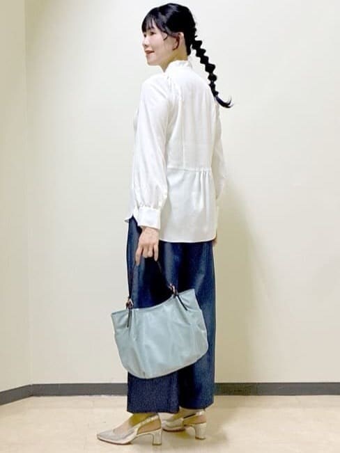 オレンジ系のカーディガン/ボレロ、ホワイト系のシャツ/ブラウス、ブルー系のその他パンツを着用したレディースの冬コーディネートの10枚目の写真