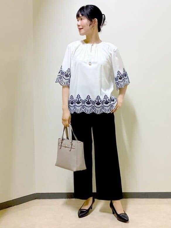 ホワイト系のシャツ/ブラウス、ブラック系のその他パンツ、ベージュ系のハンドバッグを着用したレディースの夏コーディネートの8枚目の写真