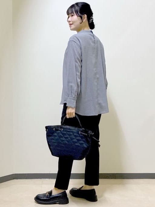 ブルー系のシャツ/ブラウス、グレー系のカーディガン/ボレロ、ブラック系のその他パンツを着用したレディースの冬コーディネートの4枚目の写真