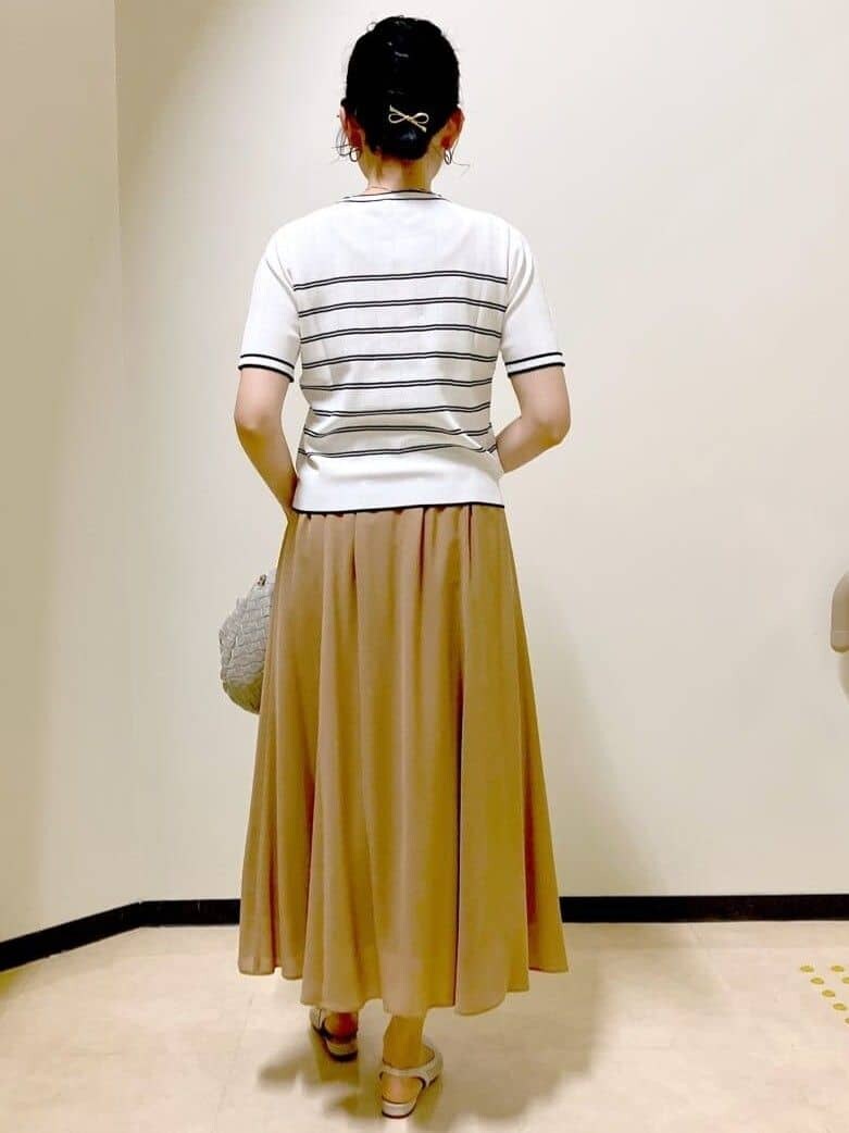 ホワイト系のニット/セーター、ホワイト系のカーディガン/ボレロ、ブラック系のブルゾンを着用したレディースの春コーディネートの3枚目の写真