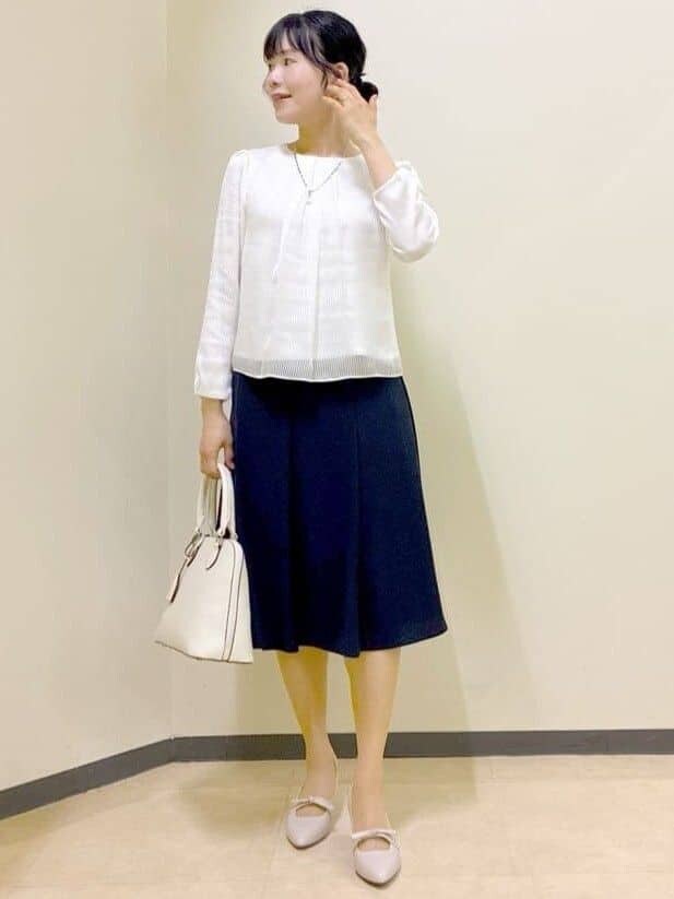 ホワイト系のシャツ/ブラウス、ブルー系のシャツ/ブラウス、ブルー系のスカートを着用したレディースの春コーディネートの6枚目の写真
