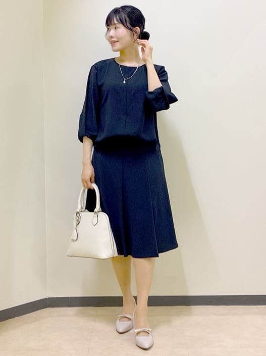 ホワイト系のシャツ/ブラウス、ブルー系のシャツ/ブラウス、ブルー系のスカートを着用したレディースの春コーディネートの10枚目の写真