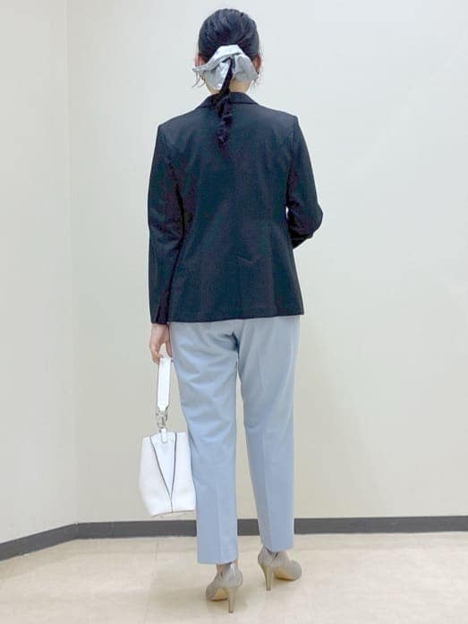 ホワイト系のシャツ/ブラウス、ブラック系のTシャツ/カットソー、ブルー系のシャツ/ブラウスを着用したレディースの冬コーディネートの3枚目の写真