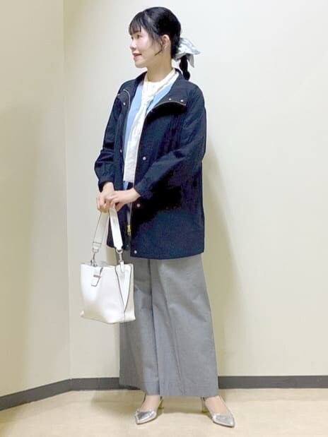 ブラック系のその他パンツ、ブルー系のカーディガン/ボレロ、ピンク系のニット/セーターを着用したレディースの冬コーディネートの7枚目の写真