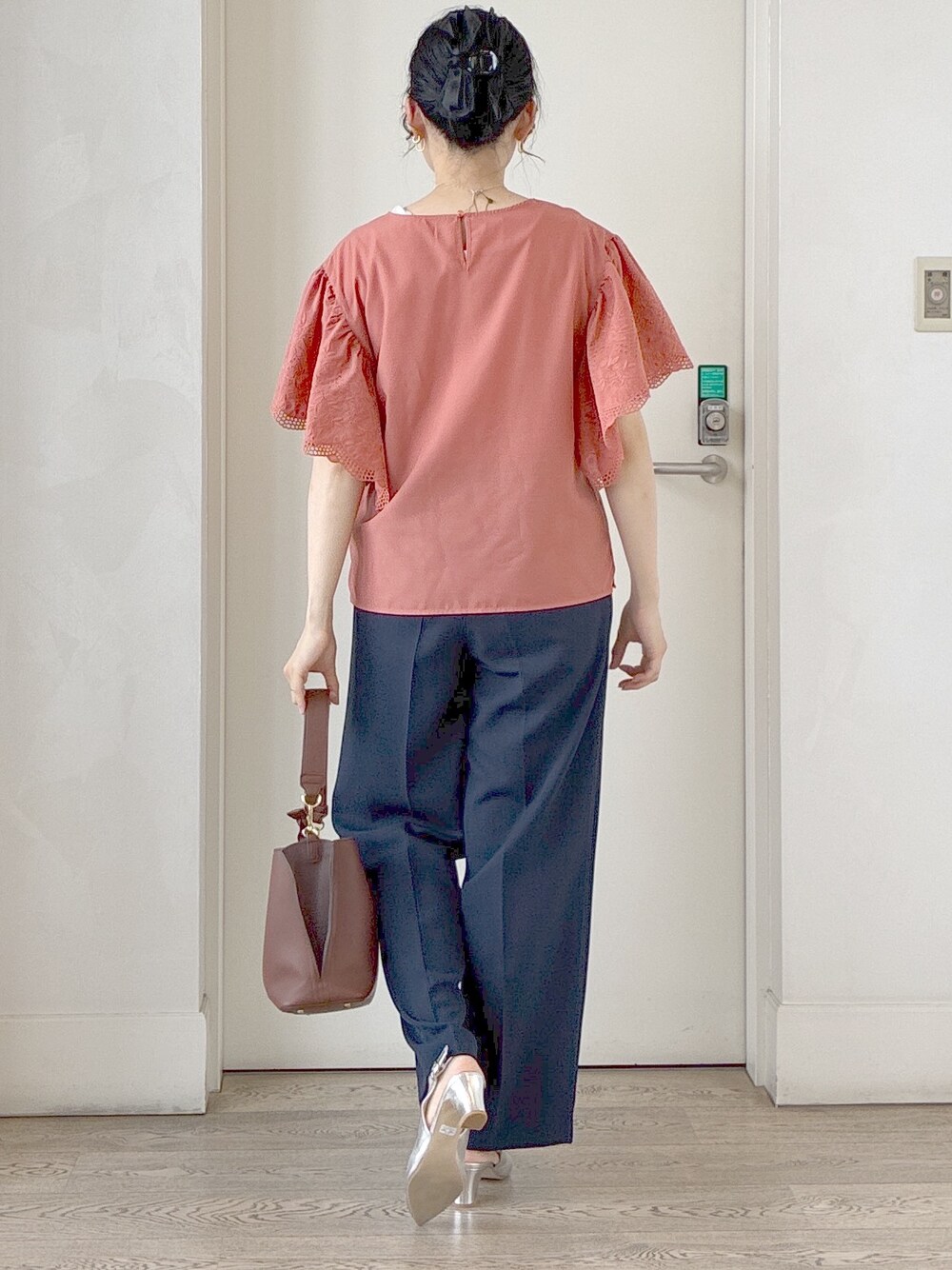 レッド系のシャツ/ブラウス、ブルー系のその他パンツ、ブラウン系のトートバッグを着用したレディースの夏コーディネートの3枚目の写真