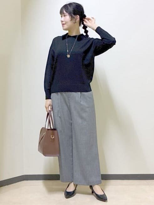 ブラック系のニット/セーター、グレー系のその他パンツ、ブラウン系のボストンバッグを着用したレディースの冬コーディネートの7枚目の写真