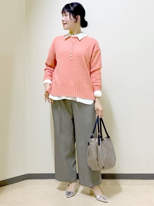 オレンジ系のニット/セーター、ホワイト系のシャツ/ブラウス、ベージュ系のその他パンツを着用したレディースの春コーディネートの8枚目の写真
