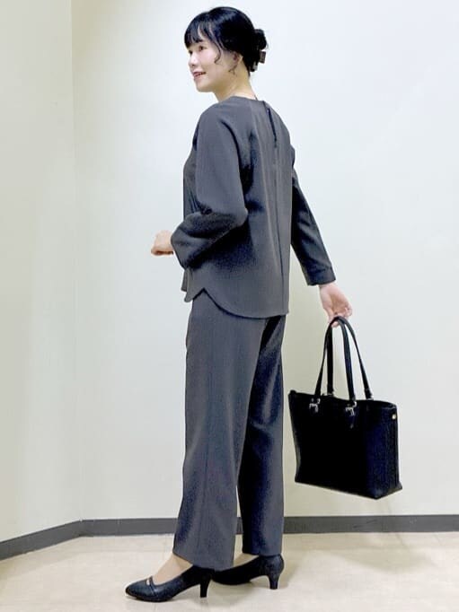 グレー系のシャツ/ブラウス、グレー系のその他パンツ、ブラック系のテーラードジャケットを着用したレディースの秋コーディネートの2枚目の写真