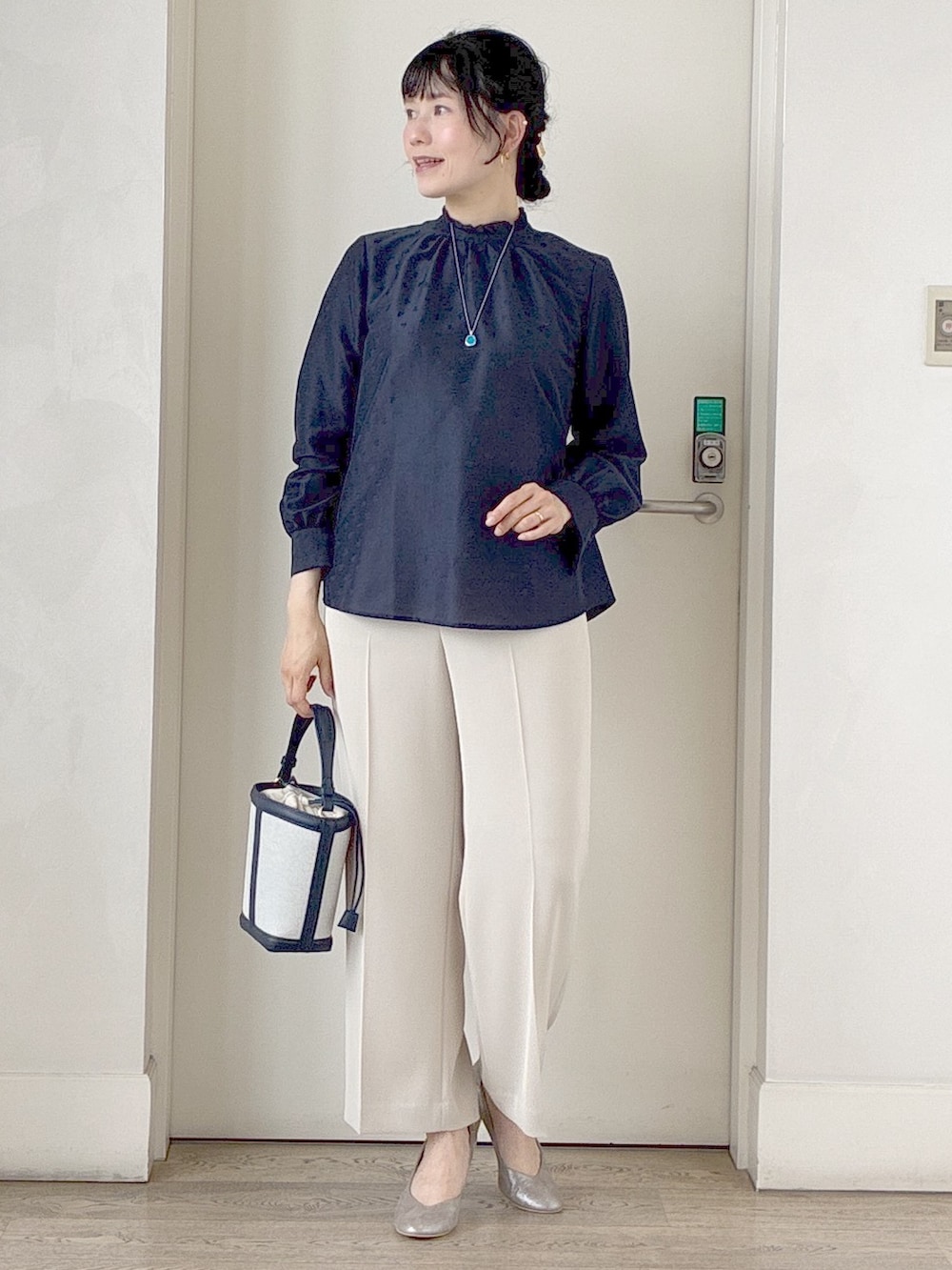 ブルー系のシャツ/ブラウス、ベージュ系のその他パンツ、ブルー系のショルダーバッグを着用したレディースの夏コーディネートの8枚目の写真