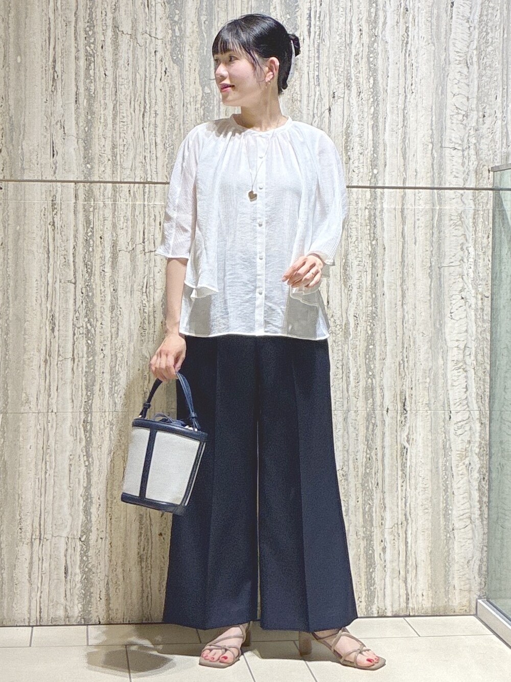 ホワイト系のシャツ/ブラウス、ブルー系のその他パンツ、ブルー系のショルダーバッグを着用したレディースの夏コーディネートの9枚目の写真