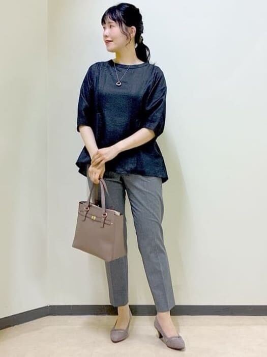 ブラック系のシャツ/ブラウス、ブラック系のその他パンツ、ブルー系のTシャツ/カットソーを着用したレディースの秋コーディネートの7枚目の写真