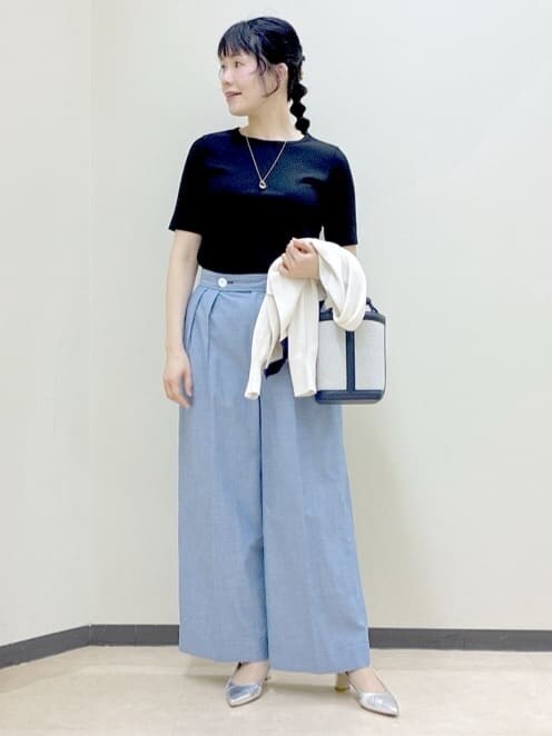 ホワイト系のシャツ/ブラウス、ブラック系のTシャツ/カットソー、ブルー系のその他パンツを着用したレディースの春コーディネートの7枚目の写真