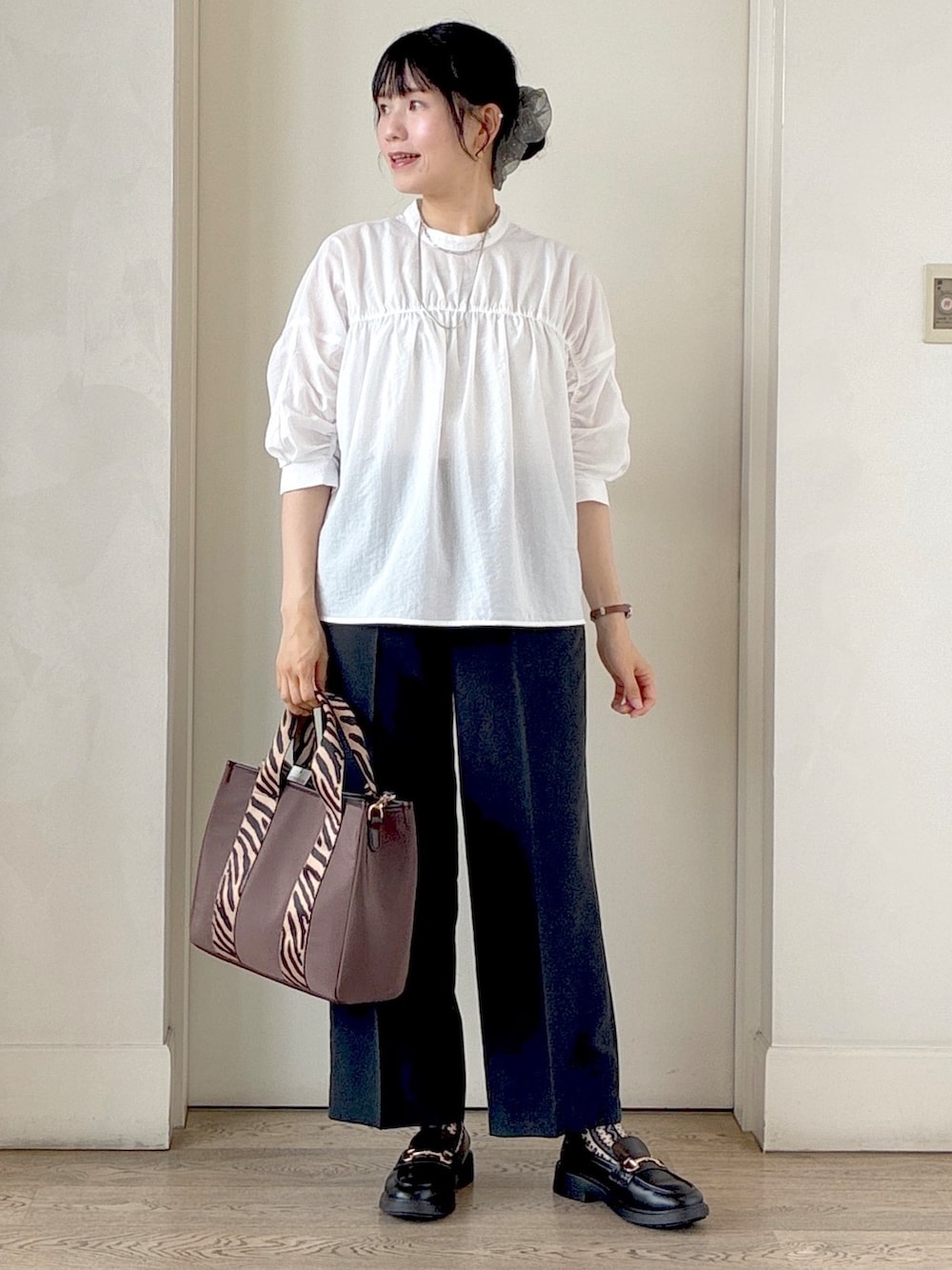 ホワイト系のシャツ/ブラウス、ブルー系のその他パンツ、ブラウン系のトートバッグを着用したレディースの秋コーディネートの4枚目の写真