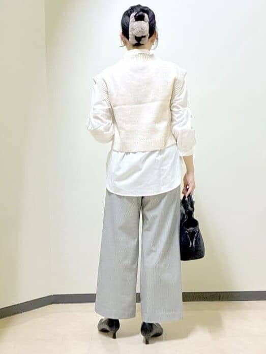 ブラック系のその他パンツ、ブラック系のトートバッグ、ゴールド系のネックレスを着用したレディースの冬コーディネートの3枚目の写真