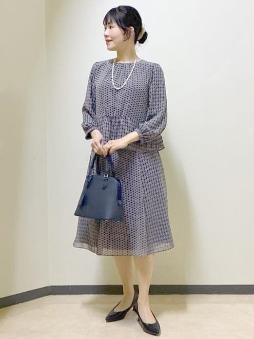 ブルー系のシャツ/ブラウス、ブルー系のスカート、ブルー系のノーカラージャケットを着用したレディースの冬コーディネートの6枚目の写真