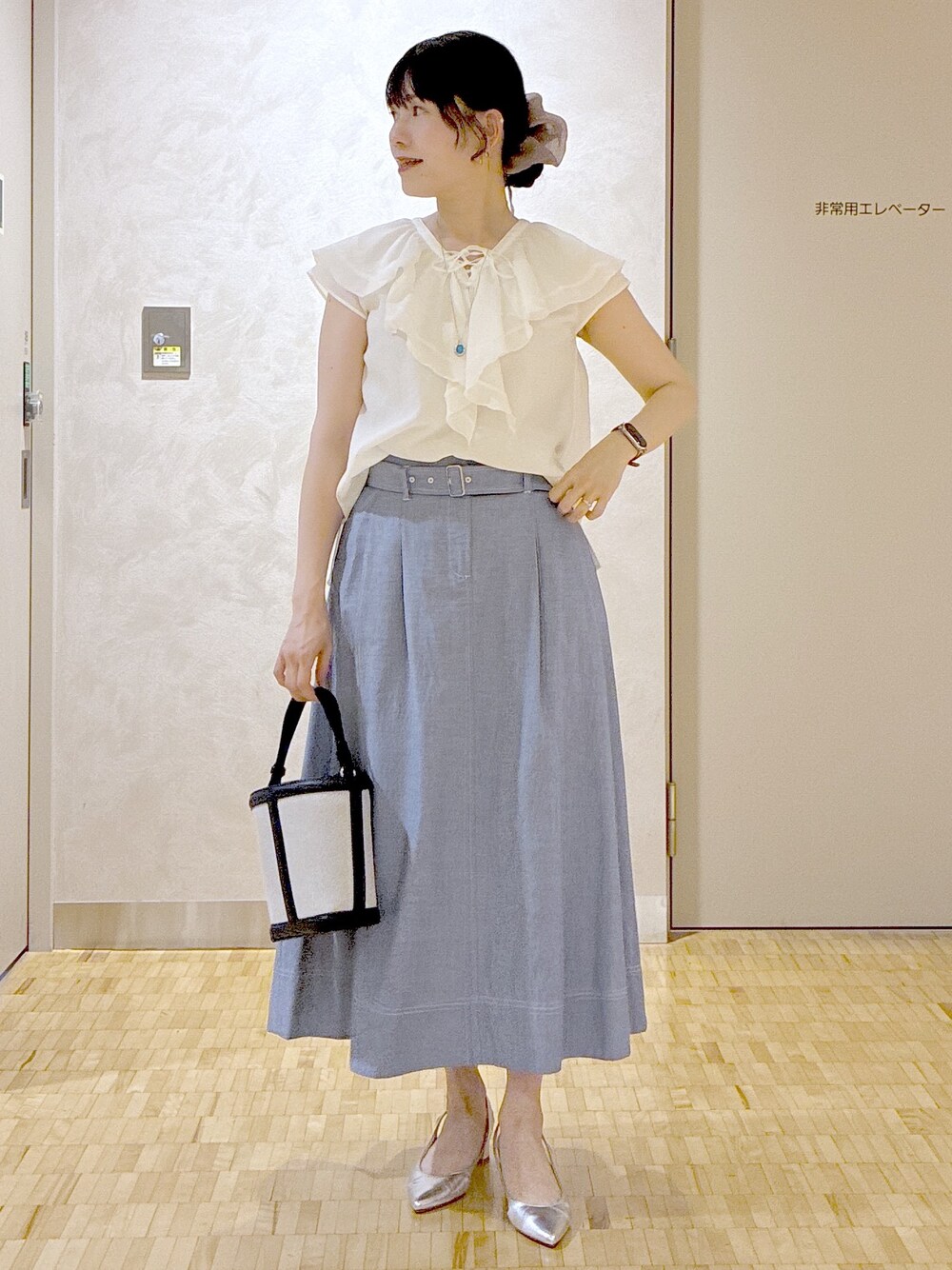ホワイト系のシャツ/ブラウス、ブルー系のスカート、ホワイト系のカーディガン/ボレロを着用したレディースの夏コーディネートの8枚目の写真