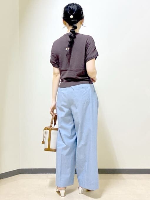 ブラウン系のニット/セーター、ブルー系のその他パンツ、グレー系のブルゾンを着用したレディースの春コーディネートの3枚目の写真