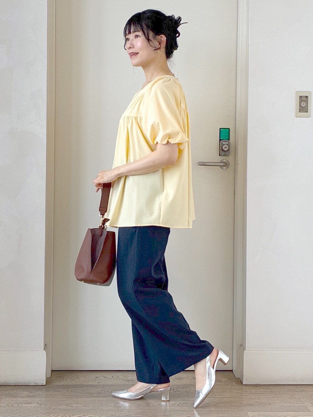 イエロー系のシャツ/ブラウス、グレー系のタンクトップ、ブルー系のその他パンツを着用したレディースの夏コーディネートの2枚目の写真