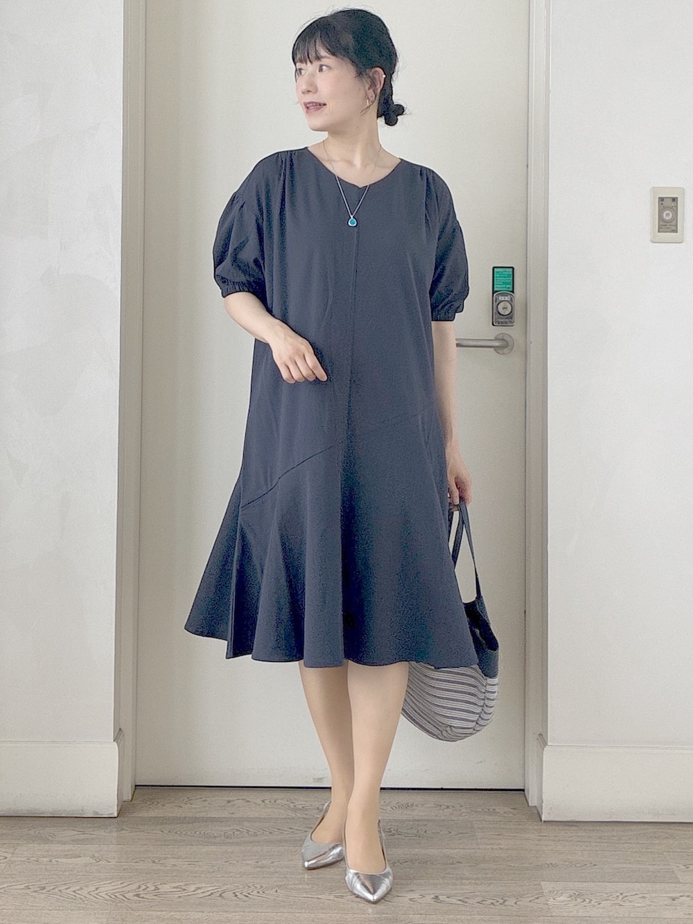 ブルー系のワンピース、グレー系のブルゾン、ホワイト系のカーディガン/ボレロを着用したレディースの夏コーディネートの6枚目の写真