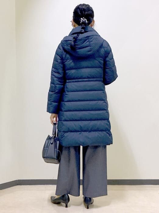 ブルー系のダウンジャケット/コート、ブルー系のニット/セーター、ブルー系のその他パンツを着用したレディースの冬コーディネートの3枚目の写真