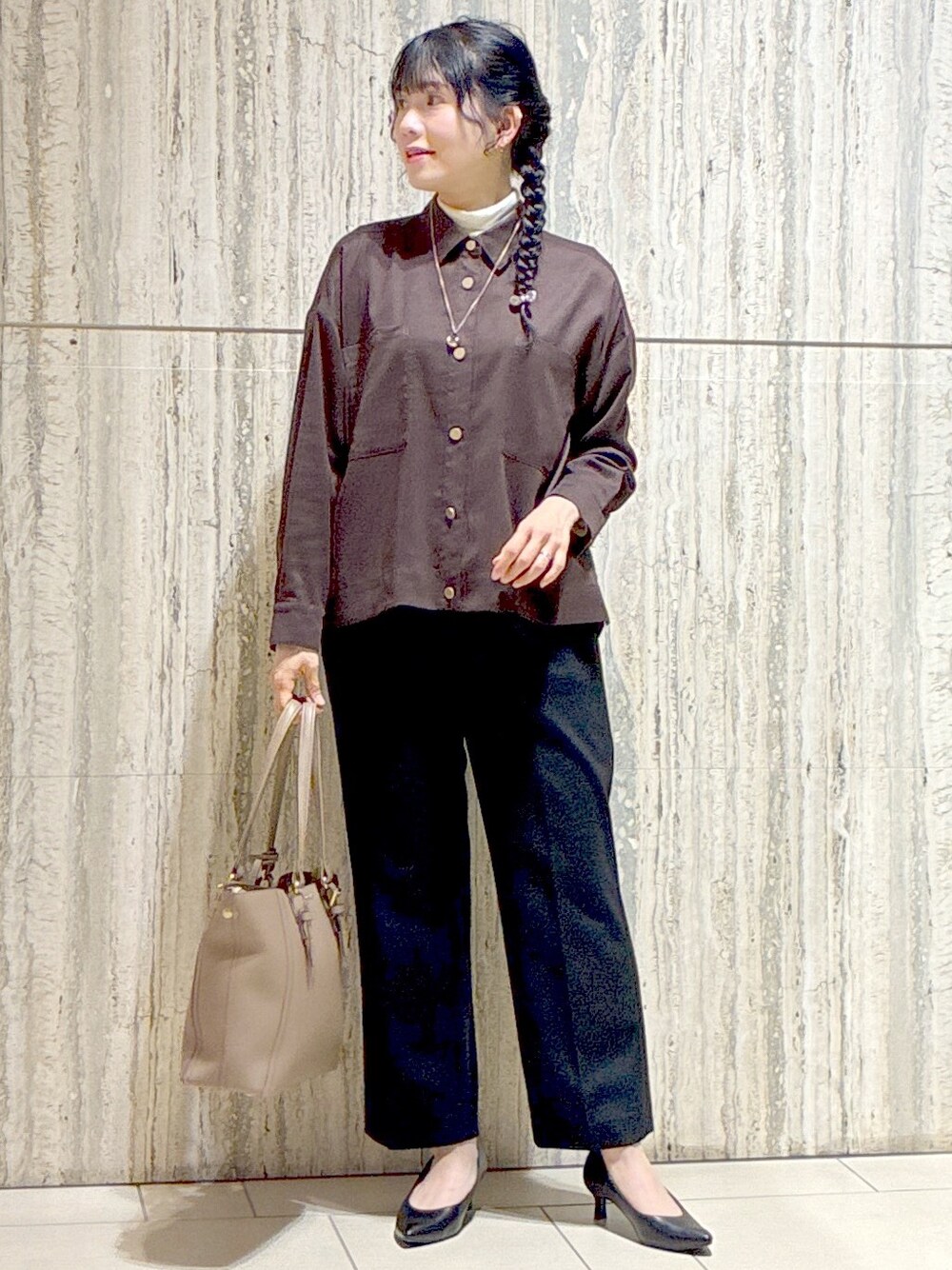 ブラウン系のシャツ/ブラウス、ホワイト系のTシャツ/カットソー、ブラック系のその他パンツを着用したレディースの秋コーディネートの9枚目の写真