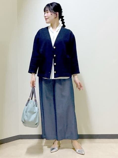 パープル系のTシャツ/カットソー、ホワイト系のシャツ/ブラウス、ブルー系のその他パンツを着用したレディースの冬コーディネートの7枚目の写真