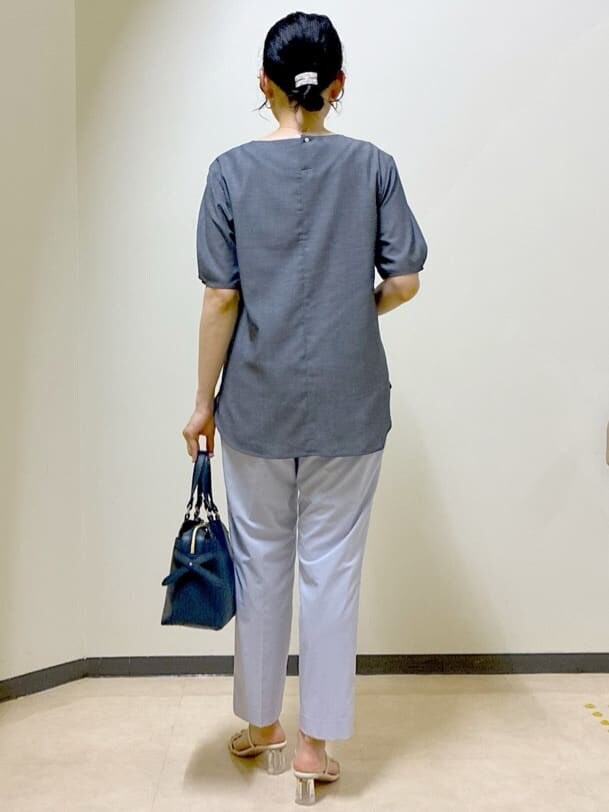 ブルー系のシャツ/ブラウス、パープル系のその他パンツ、ブラック系のその他パンツを着用したレディースの夏コーディネートの3枚目の写真