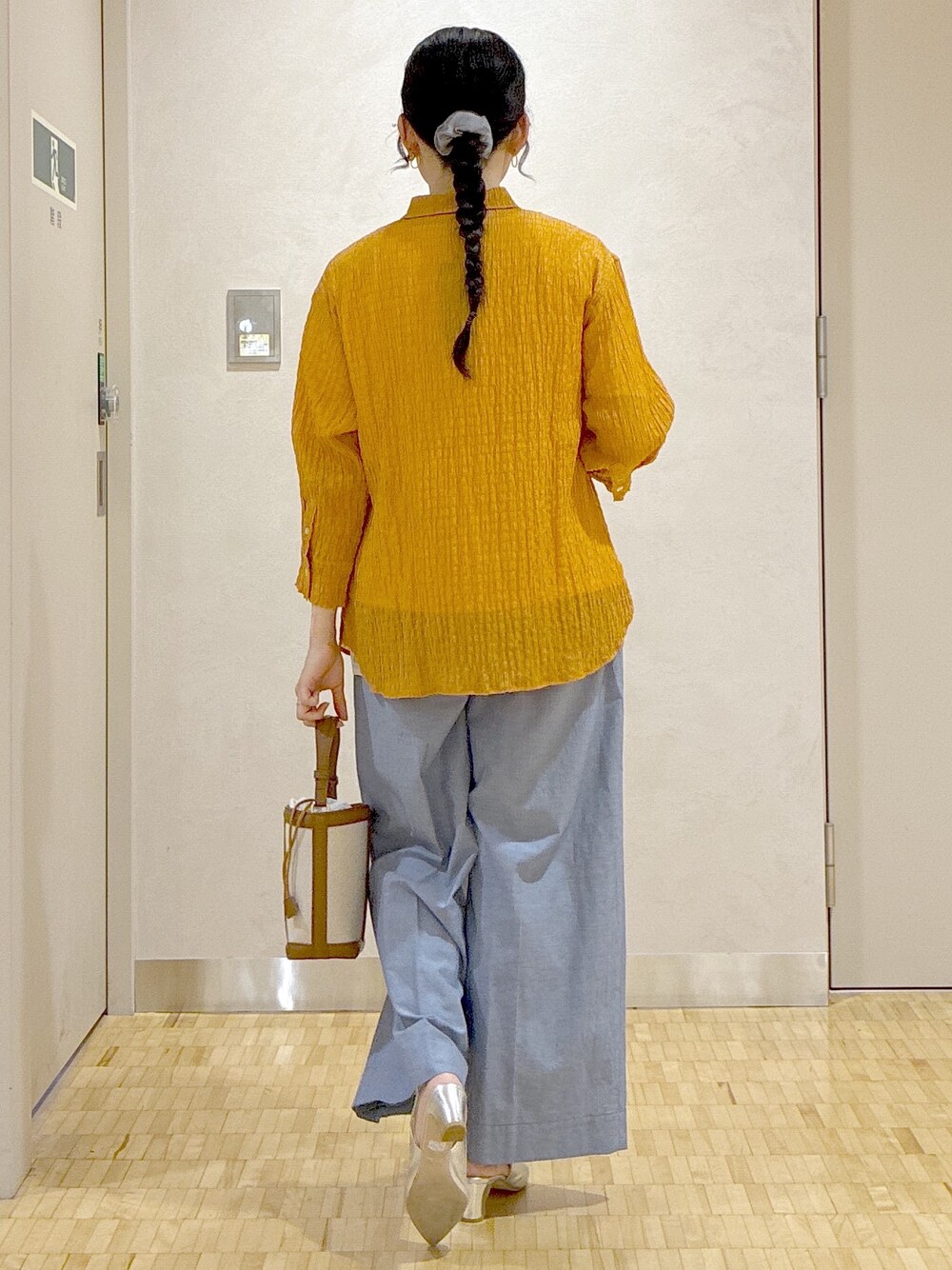 オレンジ系のシャツ/ブラウス、ホワイト系のTシャツ/カットソー、ブルー系のその他パンツを着用したレディースの夏コーディネートの3枚目の写真