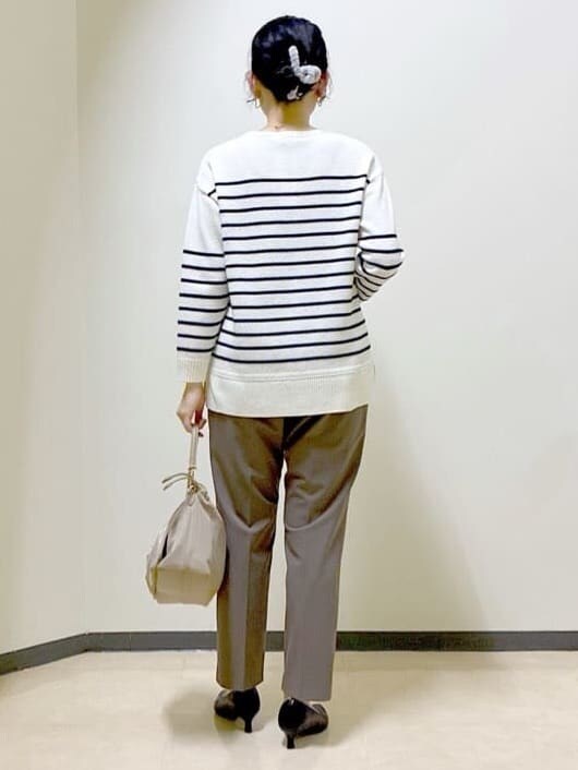 ホワイト系のニット/セーター、ブラウン系のその他パンツ、ブラック系のブルゾンを着用したレディースの冬コーディネートの3枚目の写真